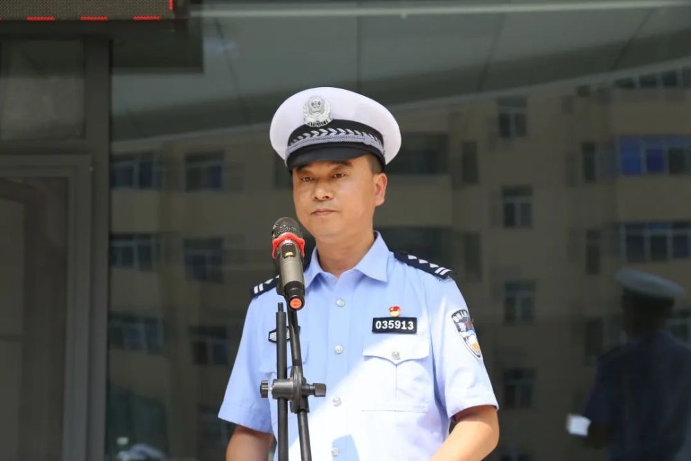 陕西省延安市公安局交警支队向基层单位发放十四运安保警用装备(组图)