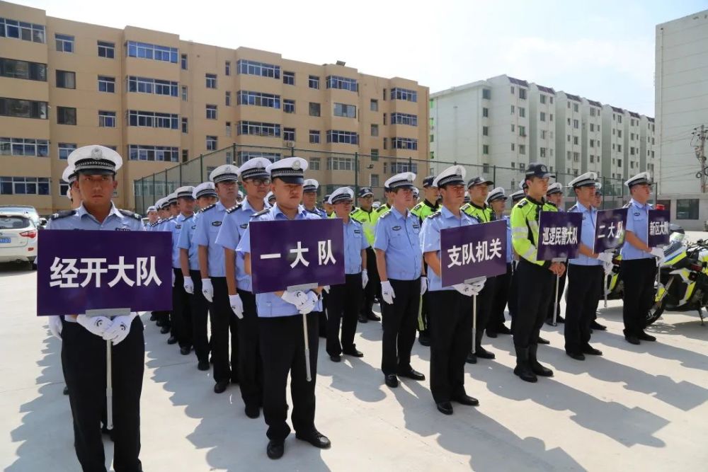 陕西省延安市公安局交警支队向基层单位发放十四运安保警用装备(组图)