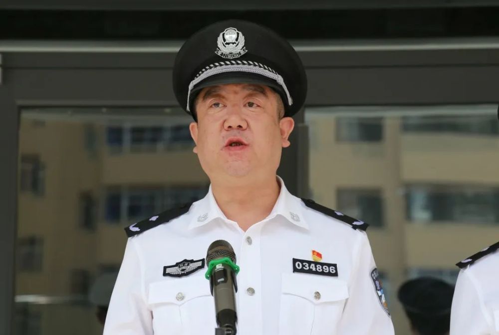 陕西省延安市公安局交警支队向基层单位发放十四运安保警用装备(组图) 陕西省延安市公安局交警支队向基层单位发放十四运安保警用装备(组图)