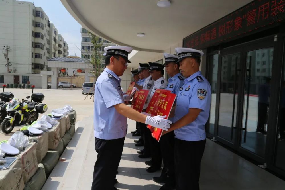 陕西省延安市公安局交警支队向基层单位发放十四运安保警用装备(组图)
