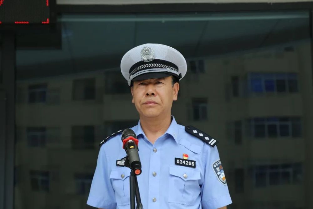 陕西省延安市公安局交警支队向基层单位发放十四运安保警用装备(组图)