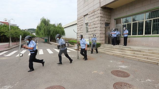 山东青岛监狱举行“三警”联合应急演练(组图)